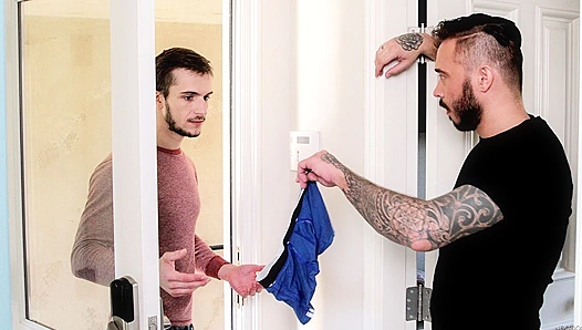 Dontes Hung Beef Stretches Out Neighbour Chris in Raw Anal Threeway