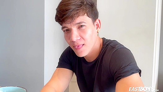 Steamy Encounters: Robin Zanders Lust for Thick Eastern Studs – TinyGays 18+