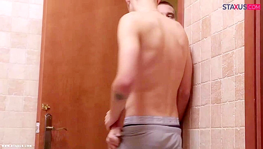 Steamy Shower Sesh: Agus, Piney Steves Explicit Bathroom Romp – GayXXX