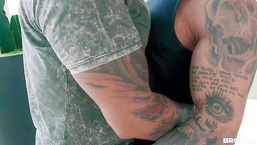 Pietros Steamy Seduction: Viktor Rom Falls for His Muscular Charm at the Gym