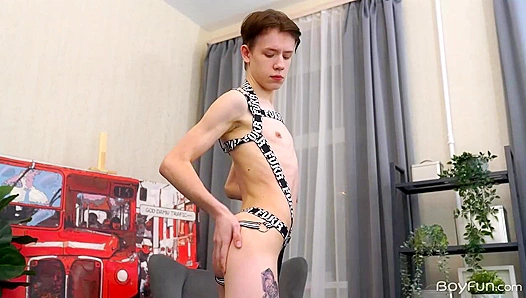 Oscars Pleasure Peaks As He Jerks Off in Cozy Bliss – BoyFun