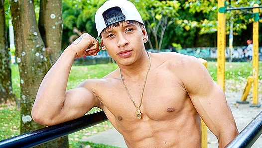 Bulging Bodybuilder Pumps Up Before Solo Stroke Session – EastBoys 18+