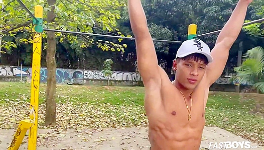 Bulging Bodybuilder Pumps Up Before Solo Stroke Session – EastBoys 18+