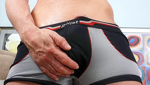 Brendens Ripped Physique Ignites Scorching Lust in Steamy Mature Gay Encounter