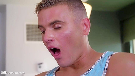 Giovannis Sizzling Encounter Ignites Steamy Bareback Desire with Felix Maze – GayPornHeat