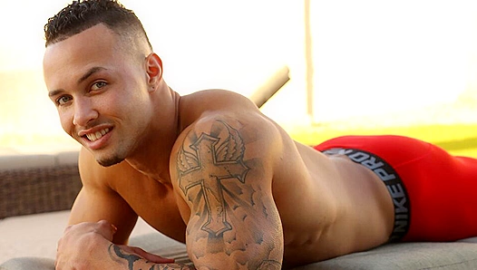 Amaris Steamy Shower Session: Chiseled Stud Powers Up His Massive Cock – GayHoopla