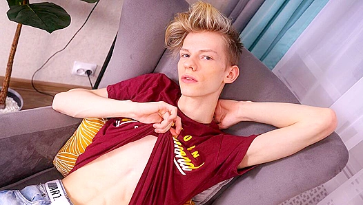 Slow Tease in Leather: Alexs Hands Explore His Muscular Body Alone