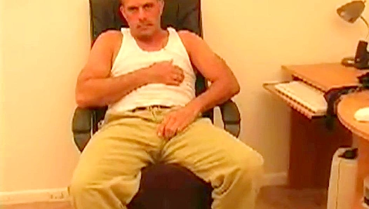 Muscled Daddy Cliff Feeds Hungry , Sharing Massive Cock for Thirsty Young Holes – Mature