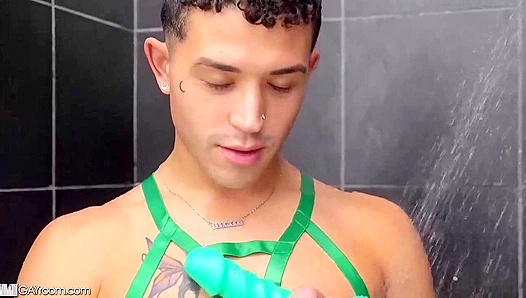Steamy Shower Showdown: Darron Bluu Dominates Jamie Sanders in Prone Threesome Thrills