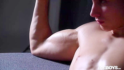 Emilion Reynolds Flexes His Ripped Body in Intense Gay Workout - EastBoys 18+
