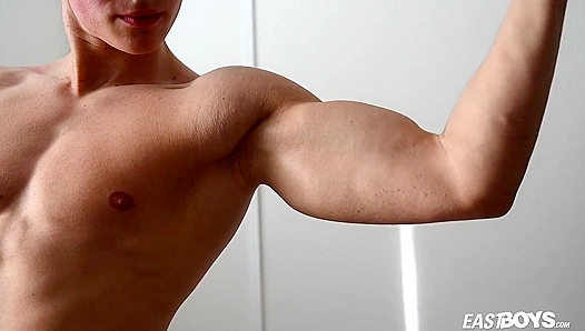 Emilion Reynolds Flexes His Ripped Body in Intense Gay Workout - EastBoys 18+
