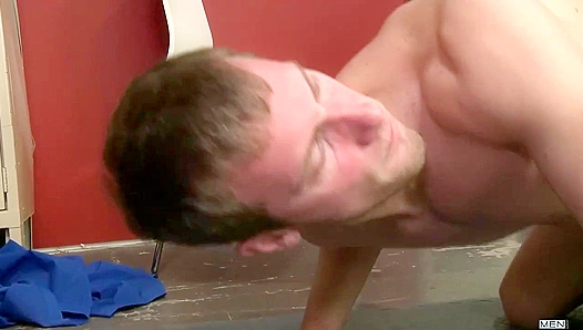 Steamy Sweat Muscles: Kyle Quinns Intense Lockeroom Threesome – GayPornMix 18+