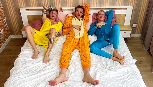 Steamy Pajamas Ignite Passion: All-Night Thirsty Gay Sex Frenzy – GayPornFun 18+