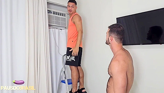 Sweaty Handyman Hunk Drops Big Tools for Throat-Banging Fuck Session – GayPornDaily 18+