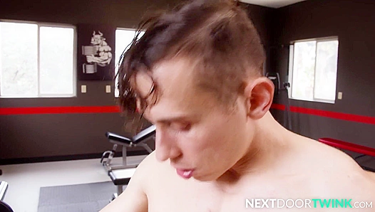 Steamy Gym Tryst: Cute Twink Lures Muscle Hunk for Thirsty Oral Adventure – Dante Martin