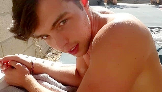 Ripped Beefcake Displays His Massive Throbbing Vein-Ridden Cock – MachoMusculosos 18+