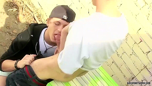 Skate Park Thrills: Thomass Leaning Lust Meets Jay Ozzys Hungry Hole - Raunchy Outdoor