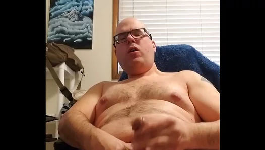 Brawny Bears Steamy Solo Session: A Hairy, Hung Heartthrob Teases – TinyGays 18+