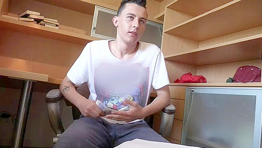 Broke Boy Swallows Huge Cock for Cash Relief – GayPornHub 18+