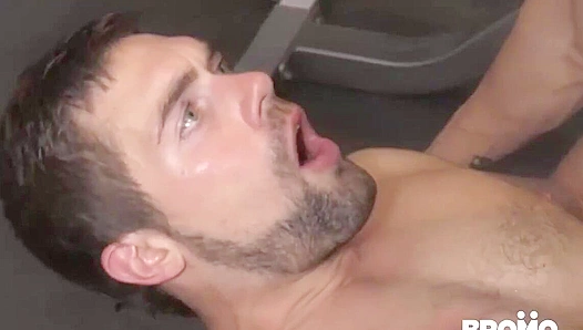 Shawn Reeves Dominates: Sizzling Sessions with Ripped Hunk Buddies – Scorching Gay