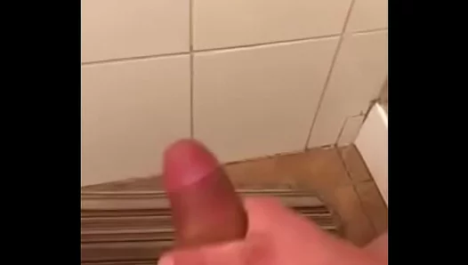 Steamy Shower Splash: Solo Hunk Unleashes Thick Spurt in Bathroom Orgasm – HotGayCams 18+