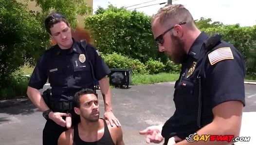 Steamy Thirst: Hunky White Stud Gobbles Up Massive Black Dick During Lewd Massage – 18+