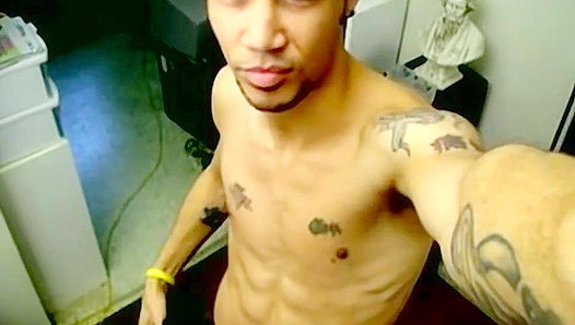 Ripped Tattooed Beefcake Struts His Stuff Exposed – Unbridled Masculine Desire