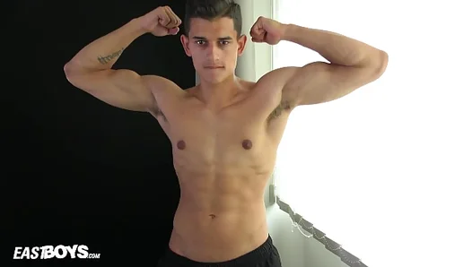 Breno Gomes Unleashes Ripped Physique: Mesmerizing Flex Show by Chiseled Stud – GayPulse