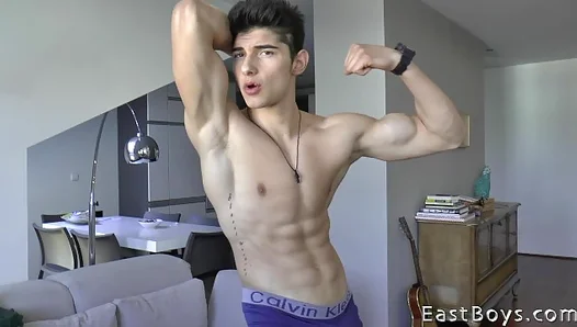 Pragues Steamy Star: Jared Shaws Livestreams His Sultry 247 Shows – TinyGays 18+