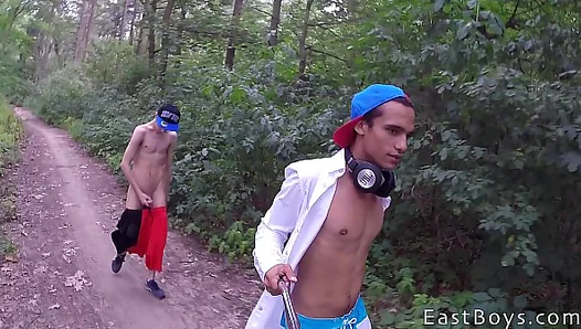 Sun-Kissed Beachside Escapes: Adorable Twinks Savor Steamy Coastal Hookups –