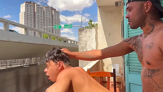 Steamy Alleyway Fuck: Young Lover Takes Raw Dick Right Outdoors Amidst Passersby – GayXXX