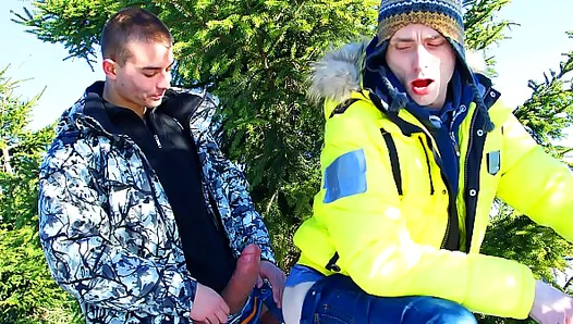 Steamy Sun-Kissed Romance: Twink Love Heats Up in Outdoor Gay Play – 18+