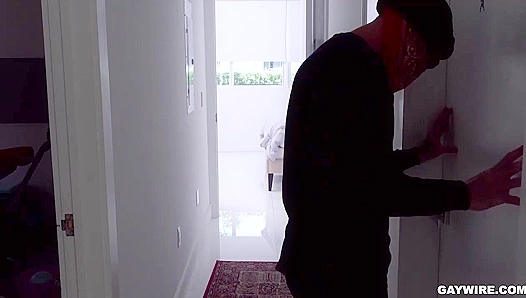 Wife Unaware as Cheating Hubby Gets Railed Quietly in Their Bed – TinyGays 18+