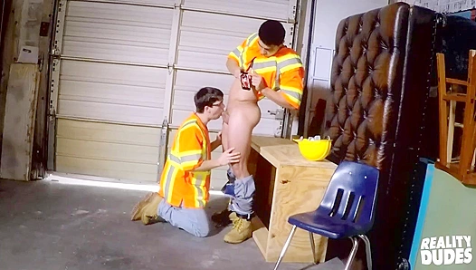 Axel Kane Devours the Thick Meat of a Beefy Construction Worker – RealityDudes 18+