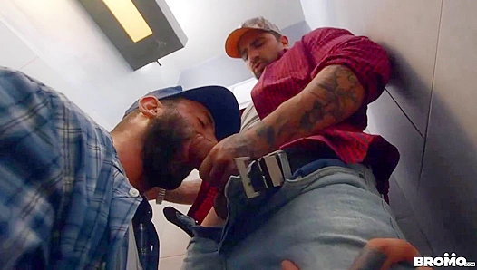 Bareback Bathroom Brawl: Steamy Showdown of Hard Cock and Hung Muscles – TinyGays 18+